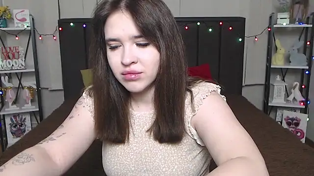 Snapshot of LauraHlot chatting on 6, 2, 2025 LauraHlot online show from 6, 2, 2025