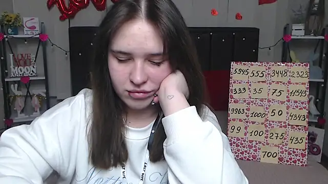 Snapshot of LauraHlot chatting on 6, 3, 2025 LauraHlot online show from 6, 3, 2025