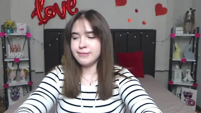 Snapshot of LauraHlot chatting on 8, 3, 2025 LauraHlot online show from 8, 3, 2025