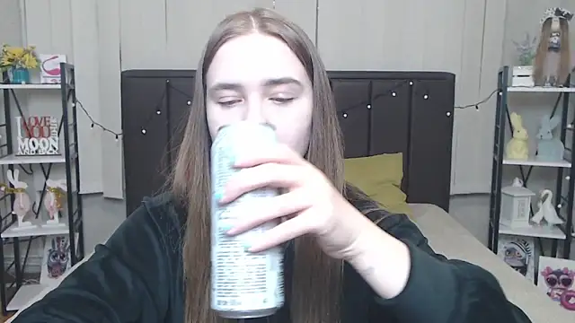 Snapshot of LauraHlot chatting on 15, 9, 2025 LauraHlot online show from 15, 9, 2025