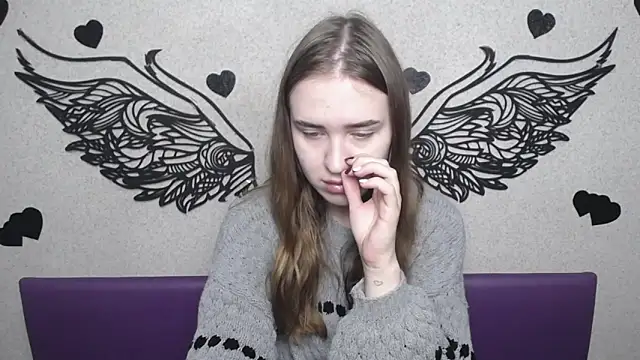 Snapshot of LauraHlot chatting on 5, 10, 2025 LauraHlot online show from 5, 10, 2025