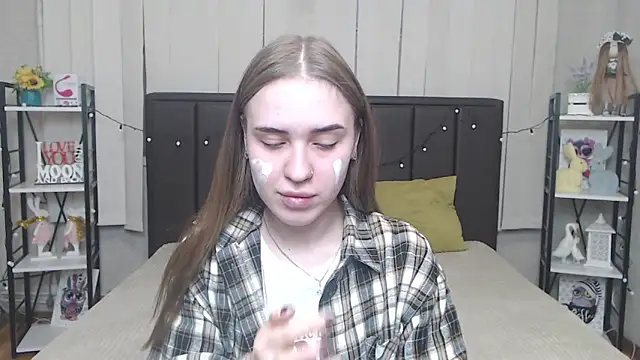 Snapshot of LauraHlot chatting on 13, 10, 2025 LauraHlot online show from 13, 10, 2025