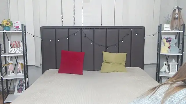 Snapshot of LauraHlot chatting on 14, 10, 2025 LauraHlot online show from 14, 10, 2025