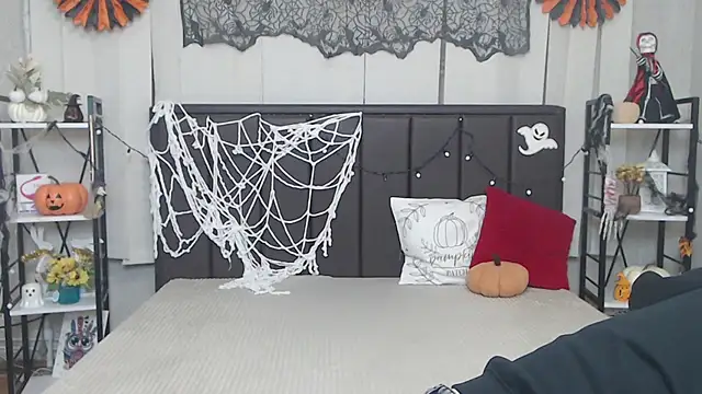 Snapshot of LauraHlot chatting on 23, 10, 2025 LauraHlot online show from 23, 10, 2025