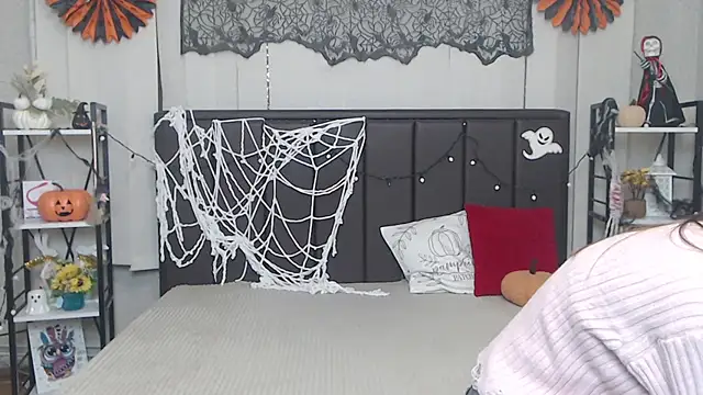 Snapshot of LauraHlot chatting on 1, 11, 2025 LauraHlot online show from 1, 11, 2025