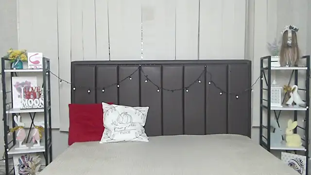 Snapshot of LauraHlot chatting on 22, 11, 2025 LauraHlot online show from 22, 11, 2025