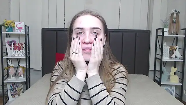 Snapshot of LauraHlot chatting on 5, 12, 2025 LauraHlot online show from 5, 12, 2025