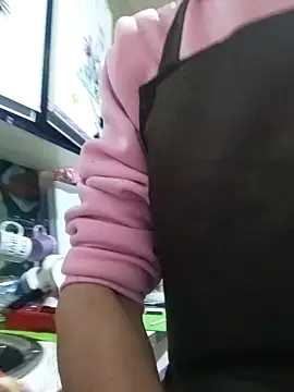 Snapshot of SweetLeila40 chatting on 2, 4, 2026 SweetLeila40 online show from 2, 4, 2026