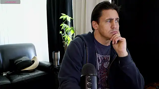 Snapshot of DamienSliick chatting on 23, 11, 2025 DamienSliick online show from 23, 11, 2025