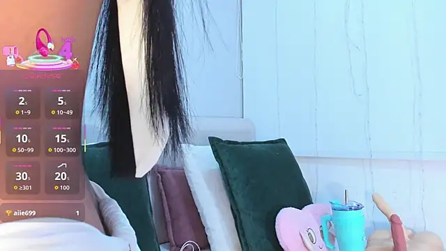 Isaa Queen online show from 7, 10, 2025