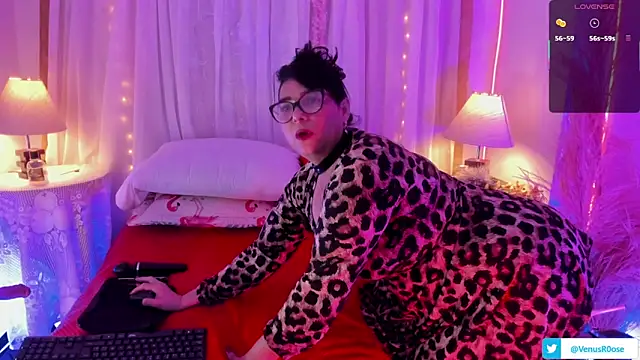 Snapshot of Venus_R0se chatting on 4, 4, 2026 Venus R0se online show from 4, 4, 2026