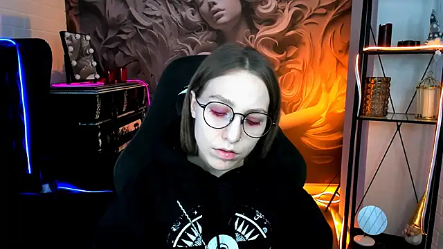 Snapshot of AphexQueen chatting on 3, 2, 2025 AphexQueen online show from 3, 2, 2025