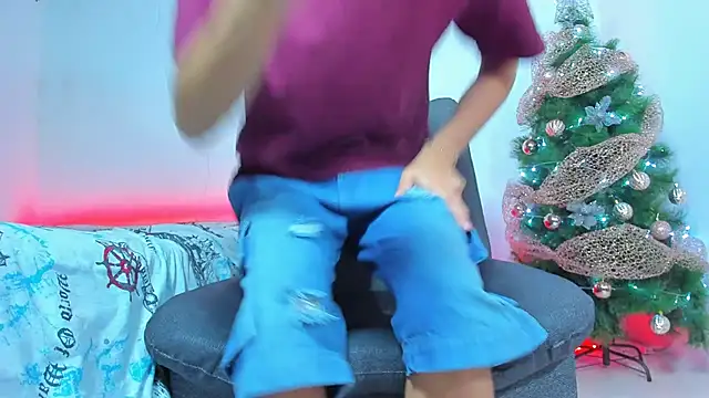 Snapshot of maxowens_oficial chatting on 15, 12, 2024 maxowens oficial online show from 15, 12, 2024