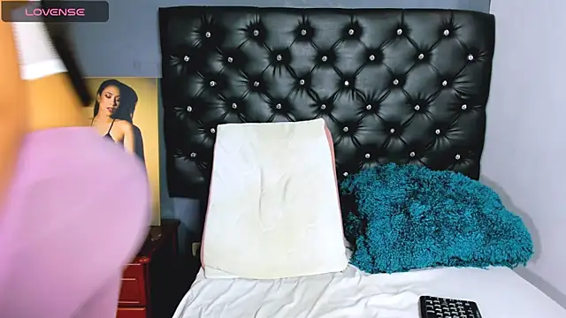 catalinamuss  online show from 4, 12, 2025