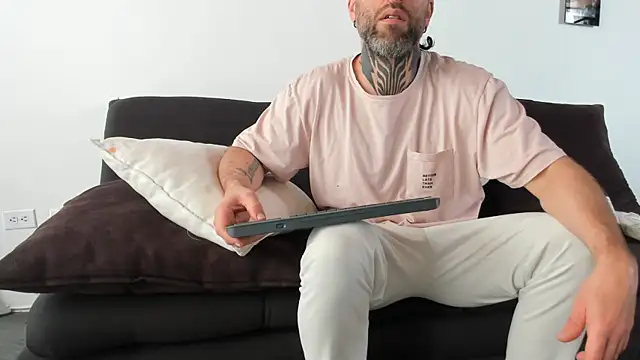 Snapshot of Antoniohot2024 chatting on 26, 2, 2025 Antoniohot2024 online show from 26, 2, 2025