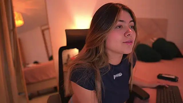 Snapshot of Lau_Bee chatting on 8, 4, 2026 Lau Bee online show from 8, 4, 2026