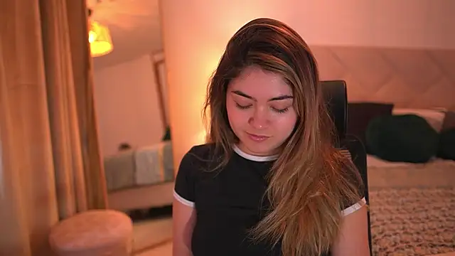 Snapshot of Lau_Bee chatting on 18, 4, 2026 Lau Bee online show from 18, 4, 2026