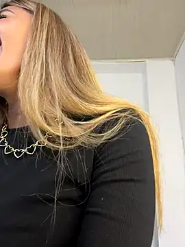 Snapshot of ZoeJohnsoon chatting on 20, 12, 2025 ZoeJohnsoon online show from 20, 12, 2025