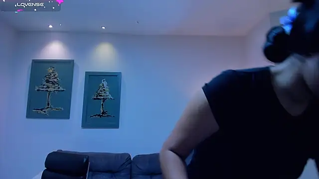 IsabellaHill  online show from 7, 1, 2025