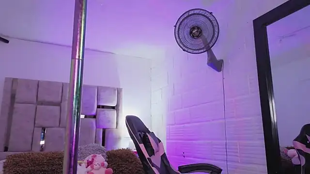 Snapshot of BonnieAnderson_ chatting on 13, 11, 2025 BonnieAnderson online show from 13, 11, 2025