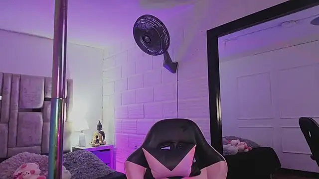 Snapshot of BonnieAnderson_ chatting on 13, 12, 2025 BonnieAnderson online show from 13, 12, 2025