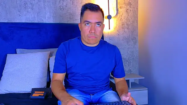 Snapshot of Jhonatan_Morales_S chatting on 17, 12, 2025 Jhonatan Morales S online show from 17, 12, 2025