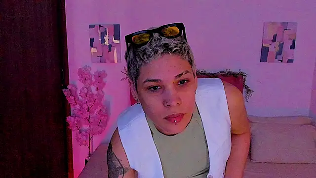 Snapshot of Charlee_pink chatting on 24, 10, 2025 Charlee pink online show from 24, 10, 2025
