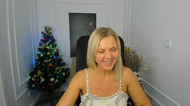 AgathaKlouin online show from 4, 12, 2025