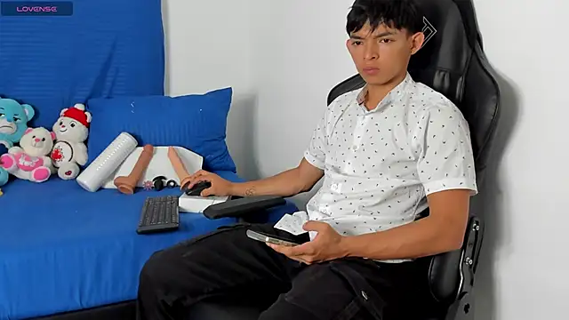 Tonny twink  online show from 19, 4, 2026