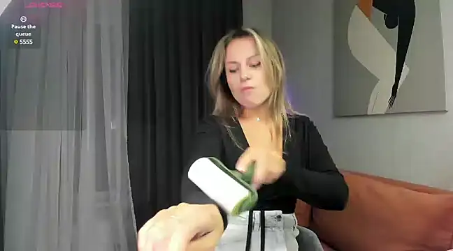 Snapshot of _cometoseeme_ chatting on 8, 12, 2024 cometoseeme online show from 8, 12, 2024