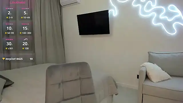 Snapshot of _cometoseeme_ chatting on 5, 1, 2025 cometoseeme online show from 5, 1, 2025