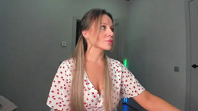 Snapshot of _cometoseeme_ chatting on 14, 11, 2025 cometoseeme online show from 14, 11, 2025