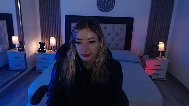 Snapshot of zoe_jones13 chatting on 8, 11, 2025 zoe jones13 online show from 8, 11, 2025