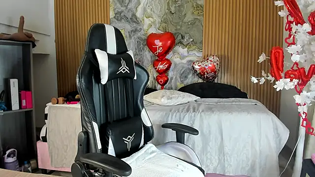 Danna topless online show from 16, 3, 2026