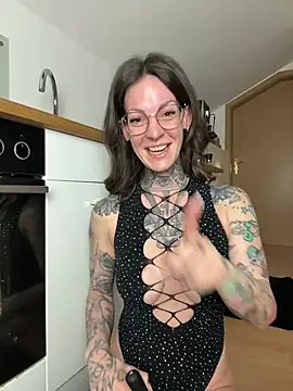 Snapshot of BrownieyQueen chatting on 6, 3, 2026 BrownieyQueen online show from 6, 3, 2026