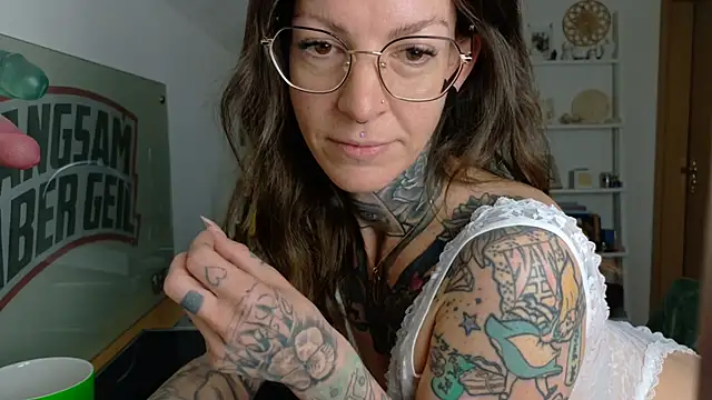 Snapshot of BrownieyQueen chatting on 2, 4, 2026 BrownieyQueen online show from 2, 4, 2026