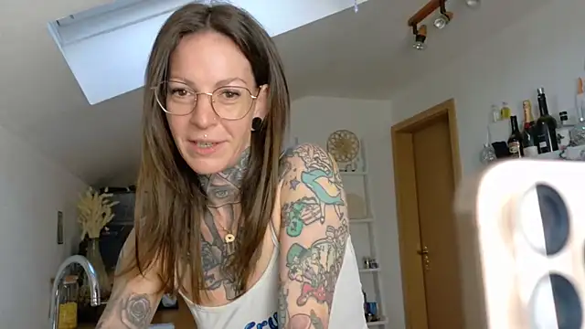 Snapshot of BrownieyQueen chatting on 3, 4, 2026 BrownieyQueen online show from 3, 4, 2026