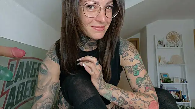 Snapshot of BrownieyQueen chatting on 7, 5, 2026 BrownieyQueen online show from 7, 5, 2026