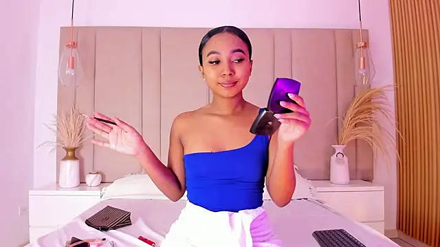 Snapshot of GabrielaLugo chatting on 13, 3, 2025 GabrielaLugo online show from 13, 3, 2025