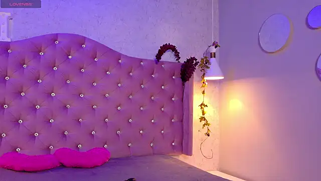 Snapshot of GabrielaLugo chatting on 3, 10, 2025 GabrielaLugo online show from 3, 10, 2025