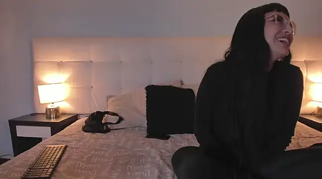 Zowi Hottiee online show from 1, 2, 2025