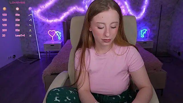 SilverrMoon online show from 4, 3, 2025