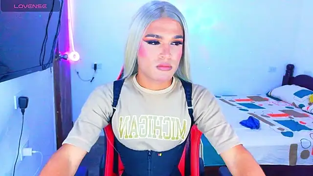 Snapshot of AllisonsweetZ chatting on 7, 4, 2026 AllisonsweetZ online show from 7, 4, 2026