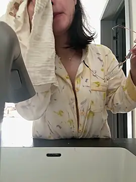 Snapshot of Krismil3 chatting on 5, 4, 2026 Krismil3 online show from 5, 4, 2026