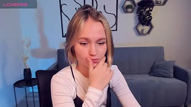 Snapshot of BritnieCute chatting on 3, 12, 2024 BritnieCute online show from 3, 12, 2024