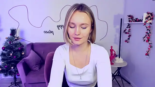 Snapshot of BritnieCute chatting on 4, 1, 2025 BritnieCute online show from 4, 1, 2025