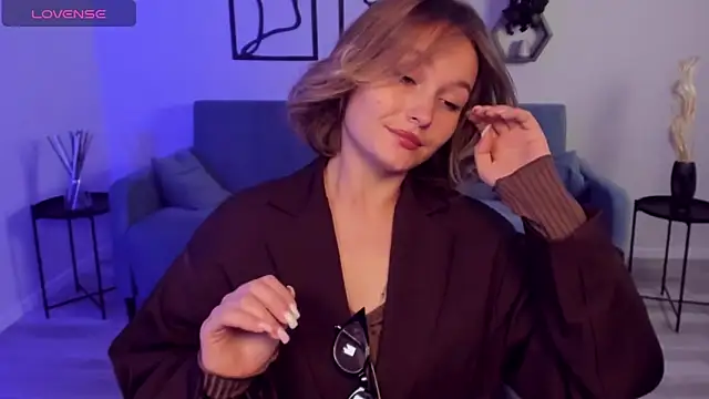 Snapshot of BritnieCute chatting on 8, 10, 2025 BritnieCute online show from 8, 10, 2025