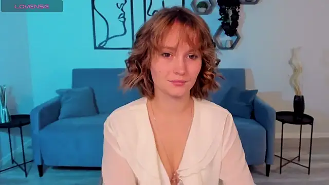 Snapshot of BritnieCute chatting on 4, 11, 2025 BritnieCute online show from 4, 11, 2025