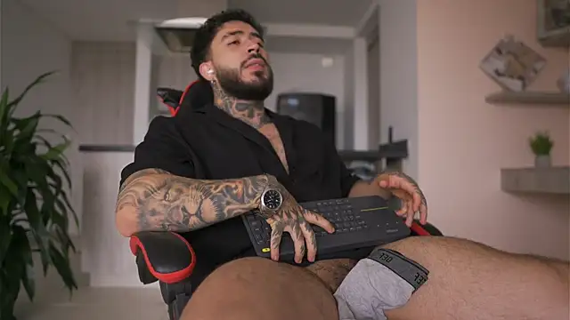 Snapshot of LeoSalvatore_ chatting on 14, 11, 2025 LeoSalvatore online show from 14, 11, 2025