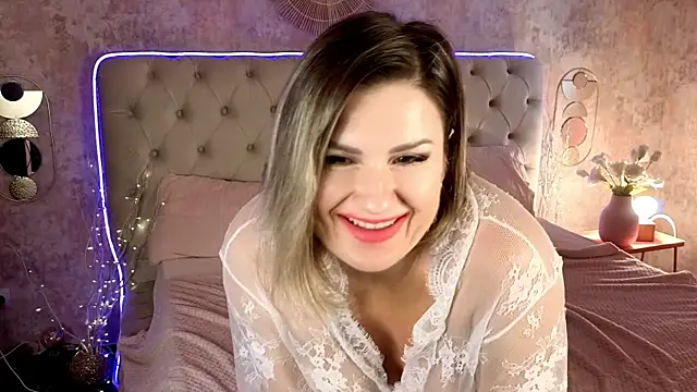 Snapshot of KiraRoxx chatting on 2, 12, 2025 KiraRoxx online show from 2, 12, 2025